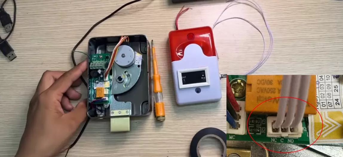 Bước 1: Cắm dây tín hiệu