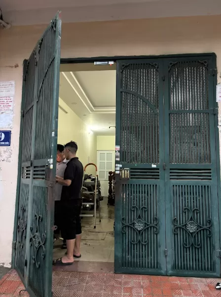 Lắp kh&oacute;a v&acirc;n tay cửa sắt 