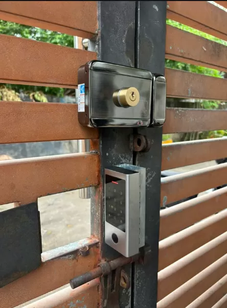 Lắp khóa vân tay cửa sắt