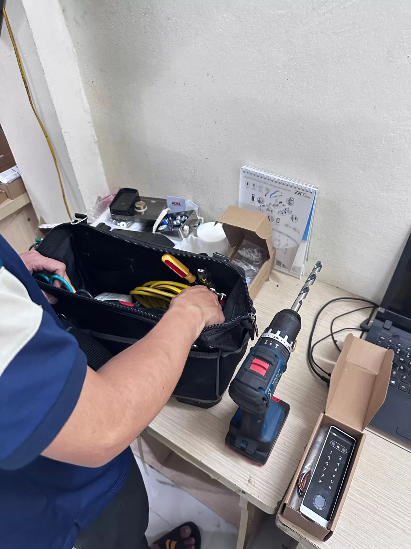 Chuẩn bị trước thi công lắp khóa vân tay cửa sắt