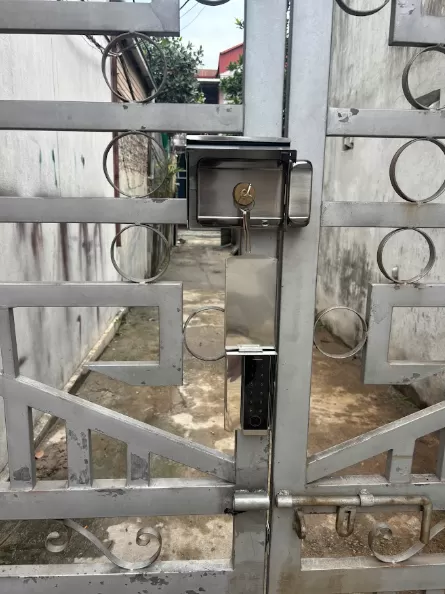 Lắp khóa vân tay cửa sắt cùng Thế Giới Vân Tay