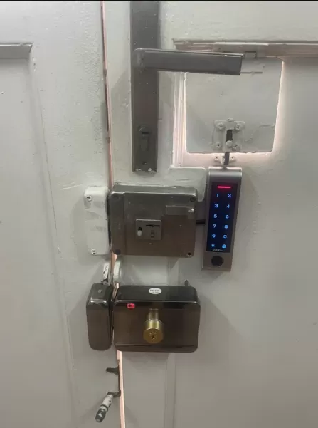 Lắp đặt kh&oacute;a v&acirc;n tay cửa sắt