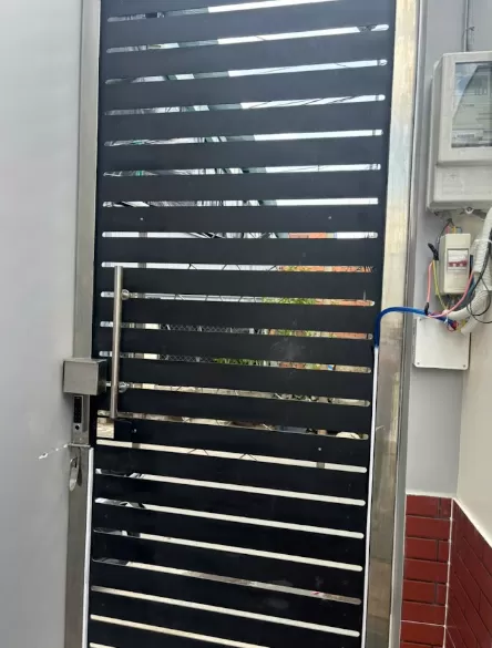 Lắp kh&oacute;a cửa sắt nh&agrave; ri&ecirc;ng