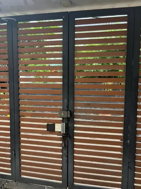 Lắp kh&oacute;a cửa sắt nh&agrave; trọ