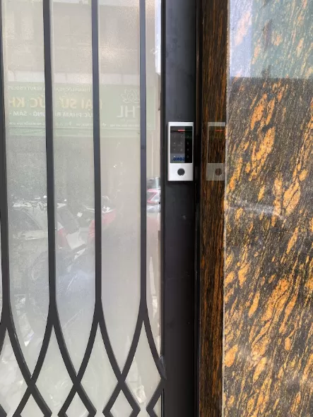 Thế Giới V&acirc;n Tay &ndash; Đơn vị b&aacute;n v&agrave; lắp kh&oacute;a v&acirc;n tay cửa sắt tại phường Thanh Xu&acirc;n