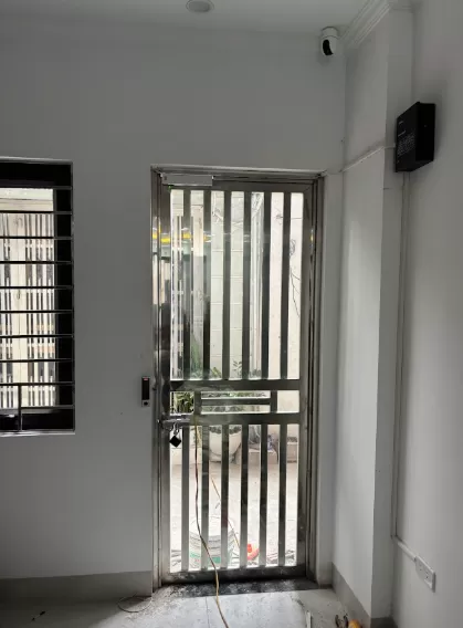 Lắp khóa cho cửa sắt mới