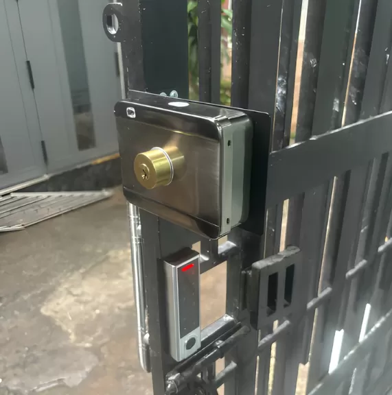 Lắp khóa vân tay cửa cổng, cửa sắt ngoài trời