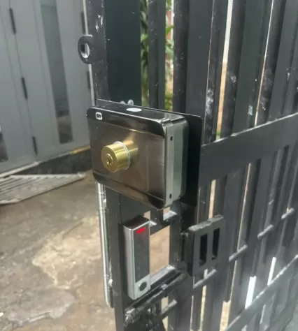Lắp kh&oacute;a cửa sắt cơ điện-1