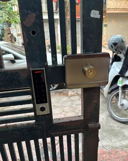 Lắp kh&oacute;a cửa sắt cơ điện-2