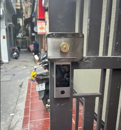Lắp kh&oacute;a cửa sắt cơ điện-3