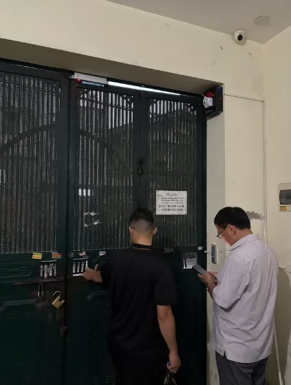  Lắp kh&oacute;a cửa sắt h&iacute;t từ-1