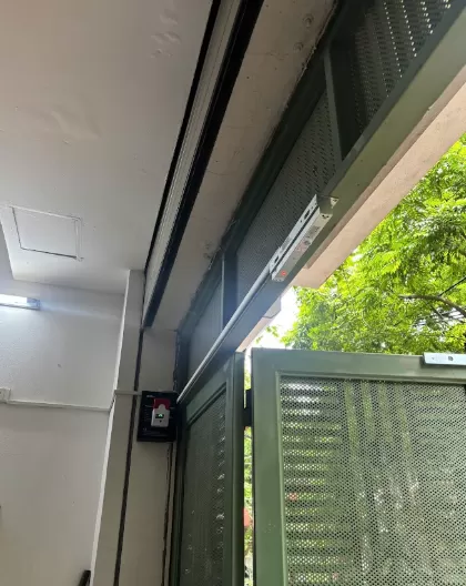 Lắp kh&oacute;a cửa sắt h&iacute;t từ-2