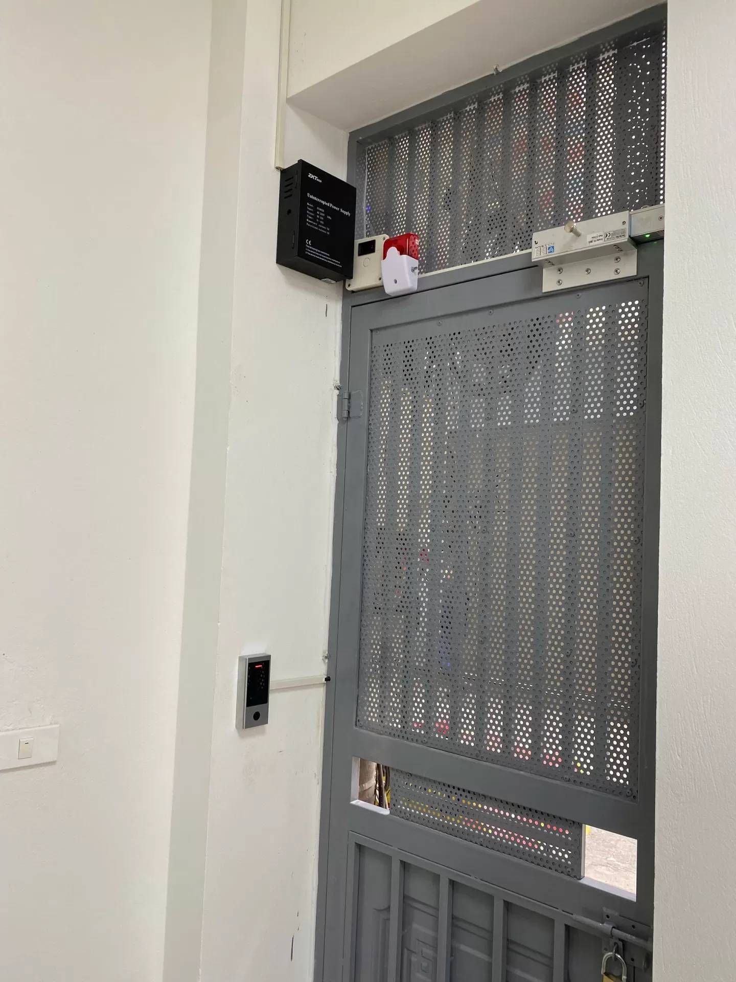 Hình ảnh các công trình lắp đặt khóa vân tay cửa sắt -1