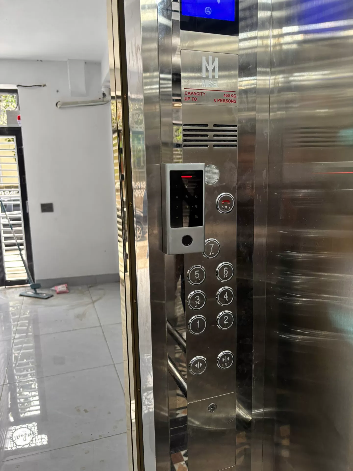 Đầu đọc được lắp cạnh bảng chọn tầng