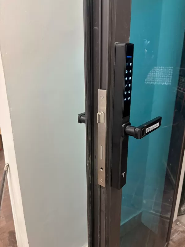 Kh&oacute;a v&acirc;n tay cửa nh&ocirc;m
