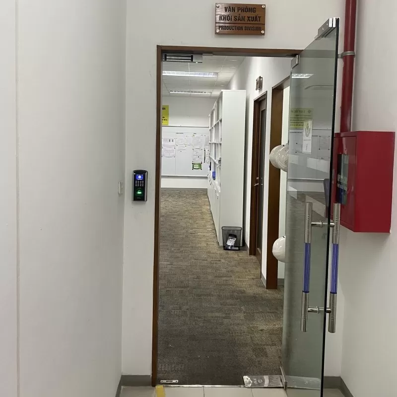 Kh&oacute;a v&acirc;n tay cửa k&iacute;nh cường lực