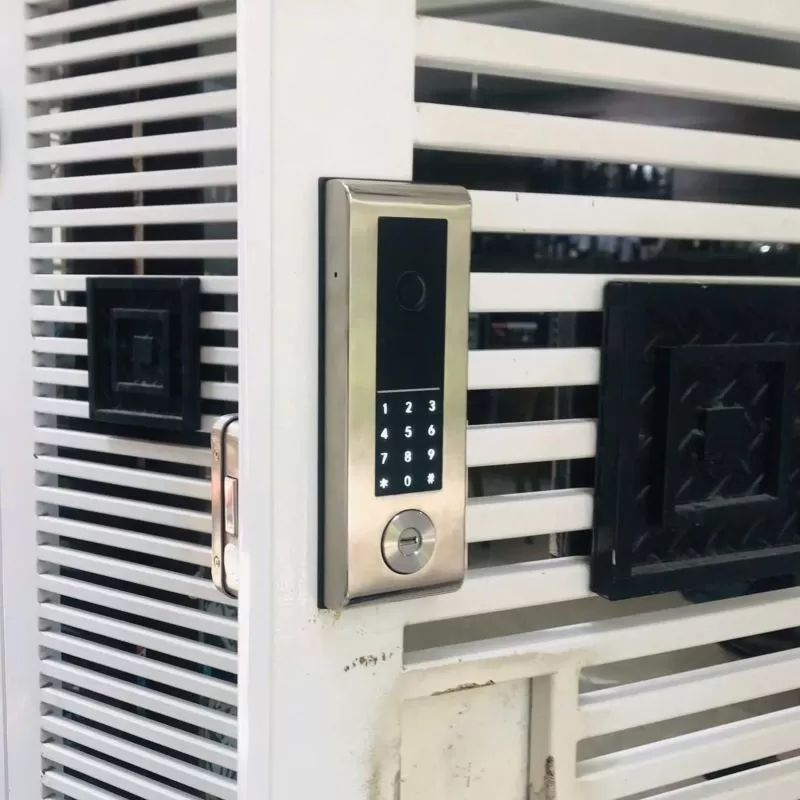 Kh&oacute;a v&acirc;n tay cửa sắt VS300