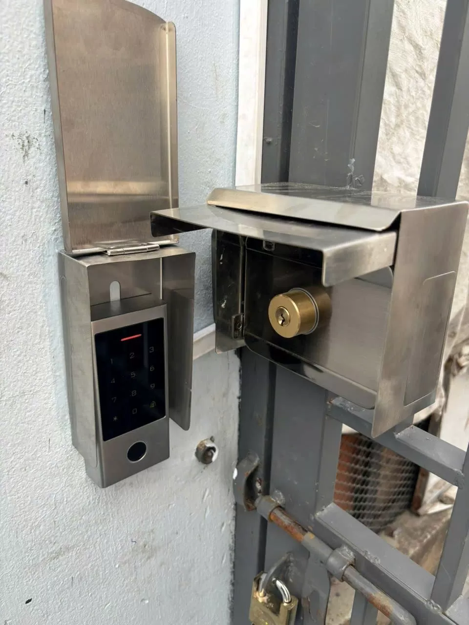 Chọn kh&oacute;a v&acirc;n tay chống nước cho khu vực lắp đặt ngo&agrave;i trời 