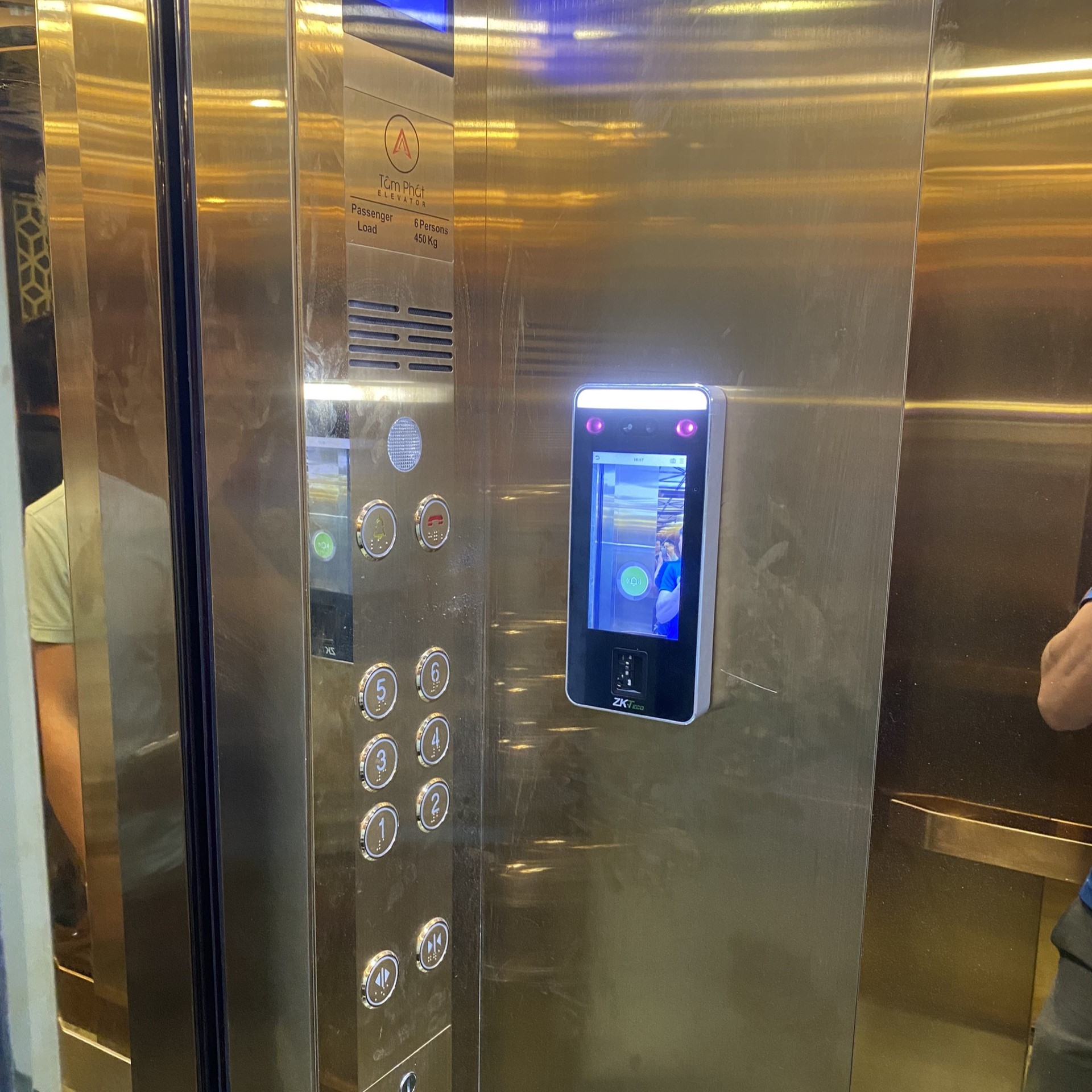 Khóa khuôn mặt, vân tay, thẻ thang máy ZKTeco V5L