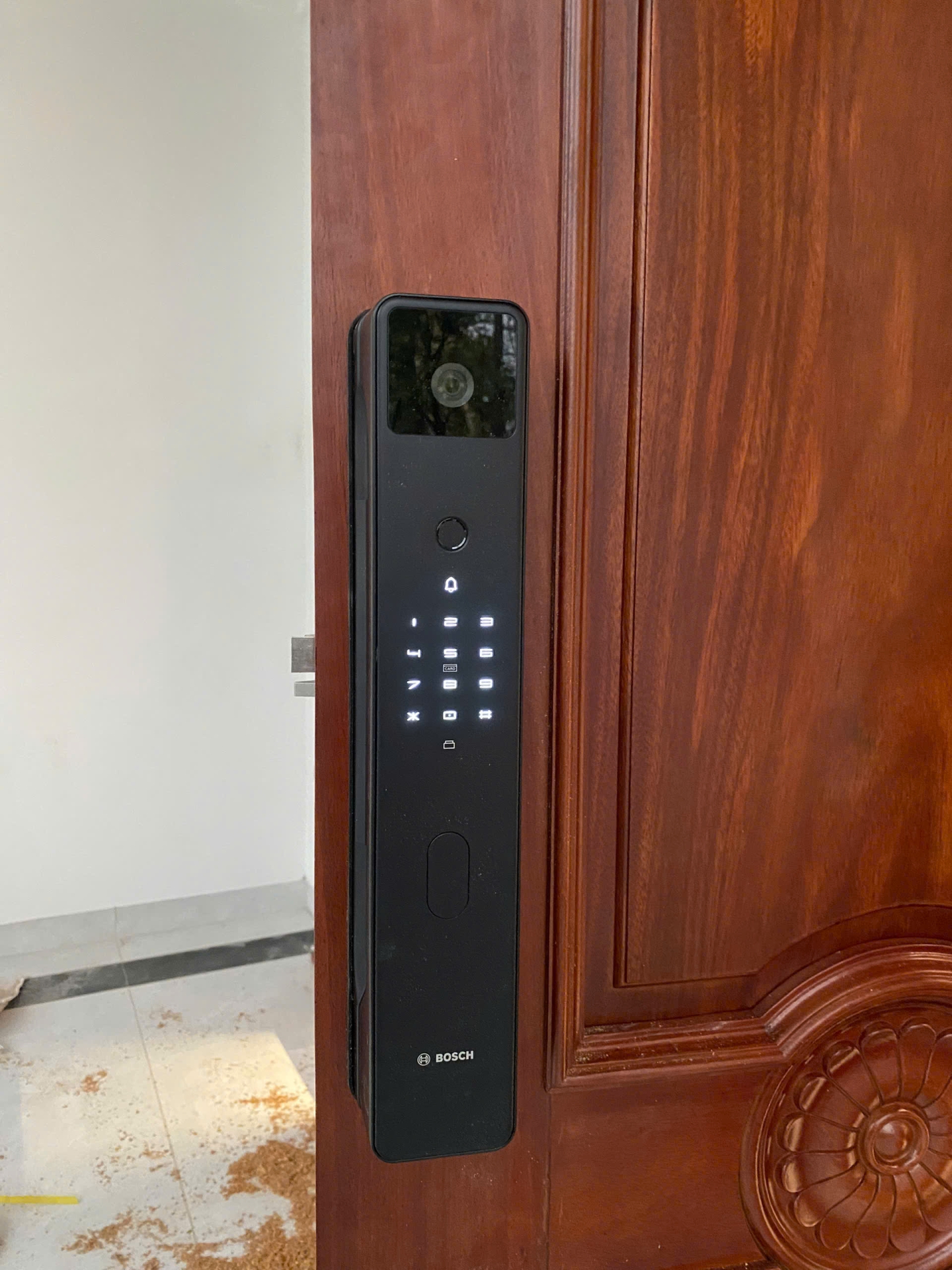 Khóa vân tay Bosch FU8 Plus lắp trên cửa gỗ, mở khóa bằng lòng bàn tay, vân tay, mã số, bảo mật cao.