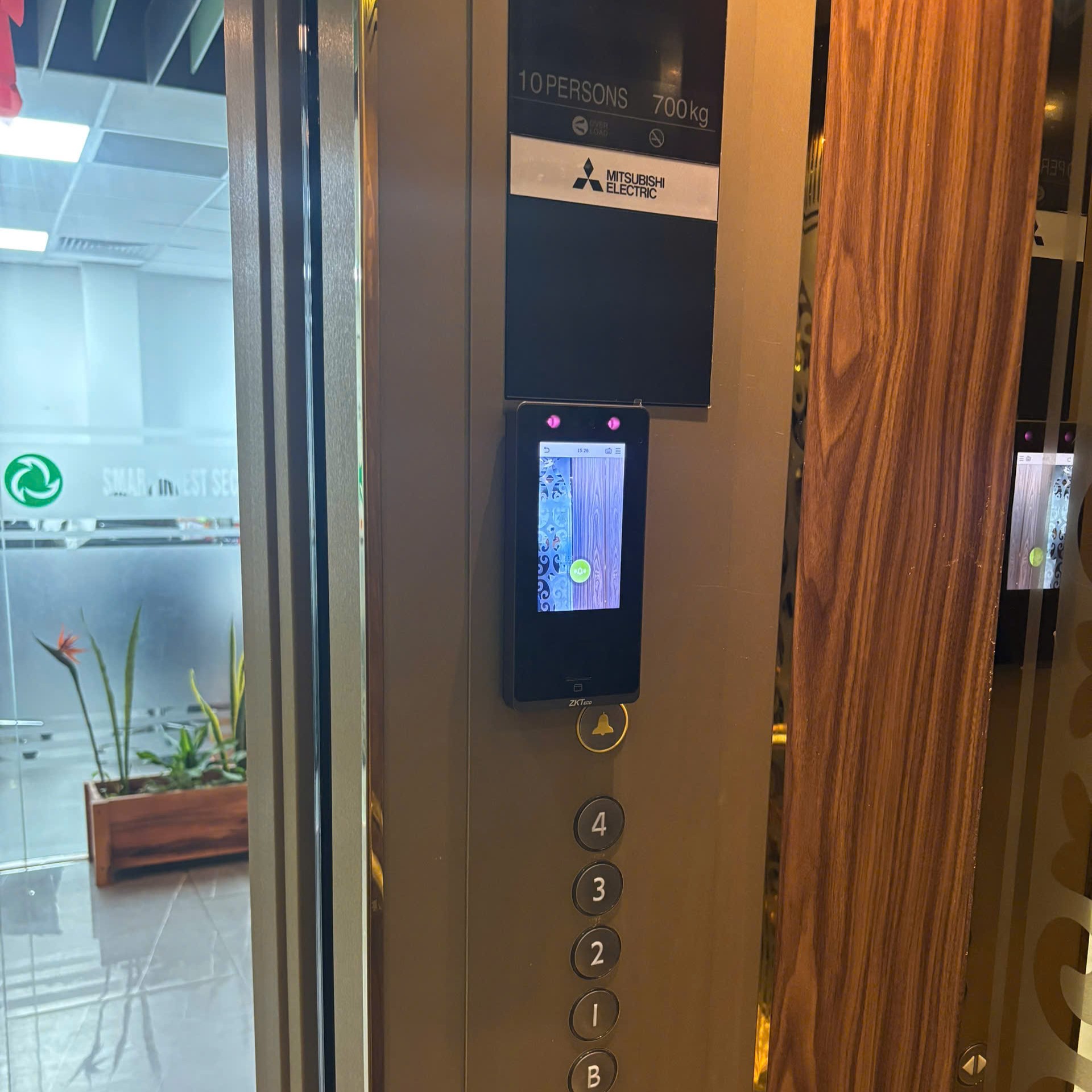 Kiểm soát thang máy ZKTeco SenseFace 4A – Nhận diện khuôn mặt
