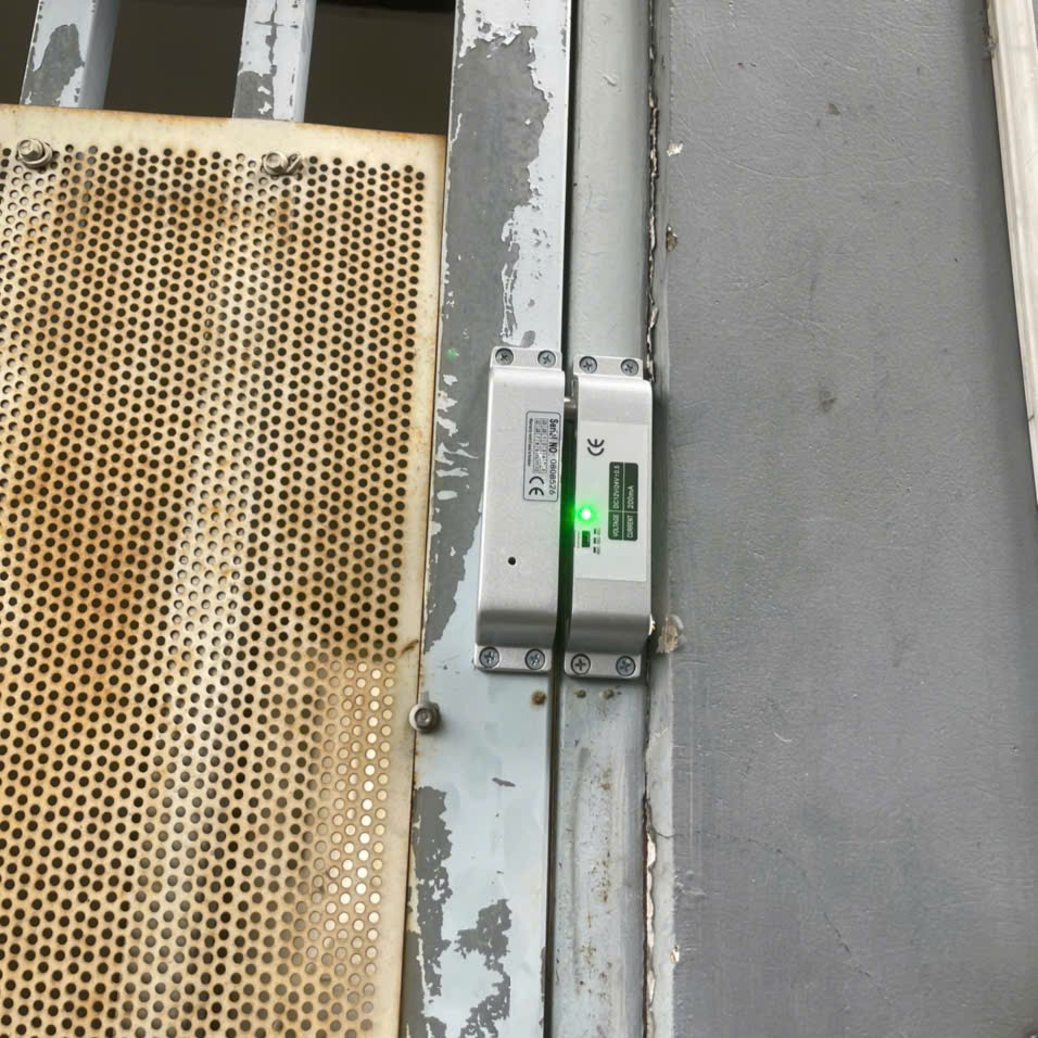 Khóa vân tay cửa sắt VS019 mini – Mở từ xa, chống mưa hắt, cho nhà trọ