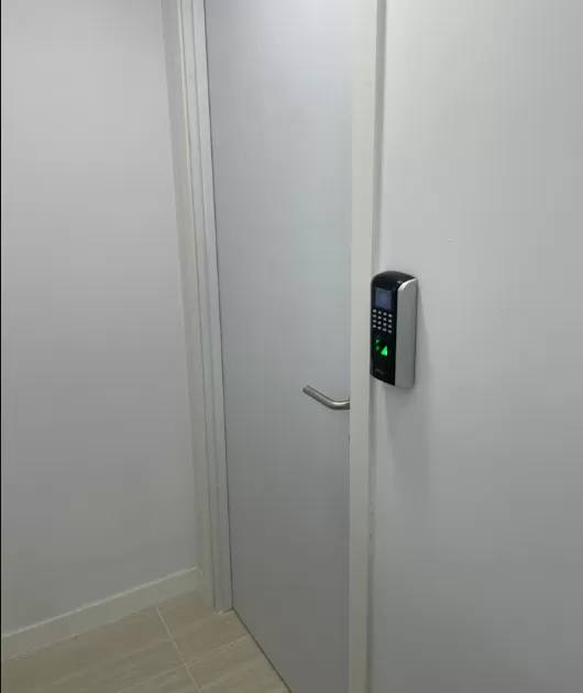 Lắp đặt máy chấm công vân tay vị trí thuận tiện