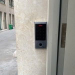 Khóa vân tay cửa sắt VS019 mini – Mở từ xa, chống mưa hắt, cho nhà trọ
